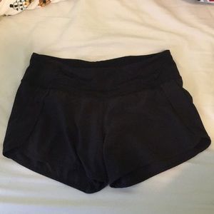 black size 6 lululemon shorts